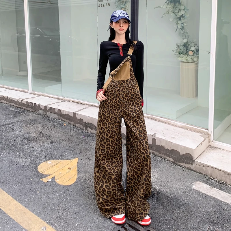 2025秋冬新款时尚设计豹纹背带裤女宽松高腰显瘦垂感阔腿牛仔长裤