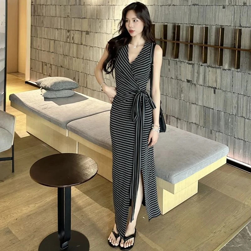 2025夏季新款V领时尚洋气交叉无袖连衣裙女气质开叉设计感包臀裙