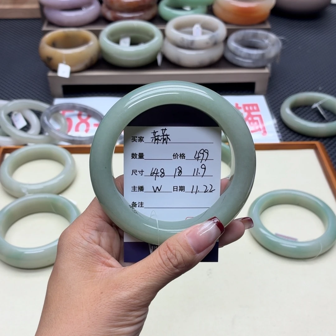 菻***菻石英质玉未镶嵌手镯