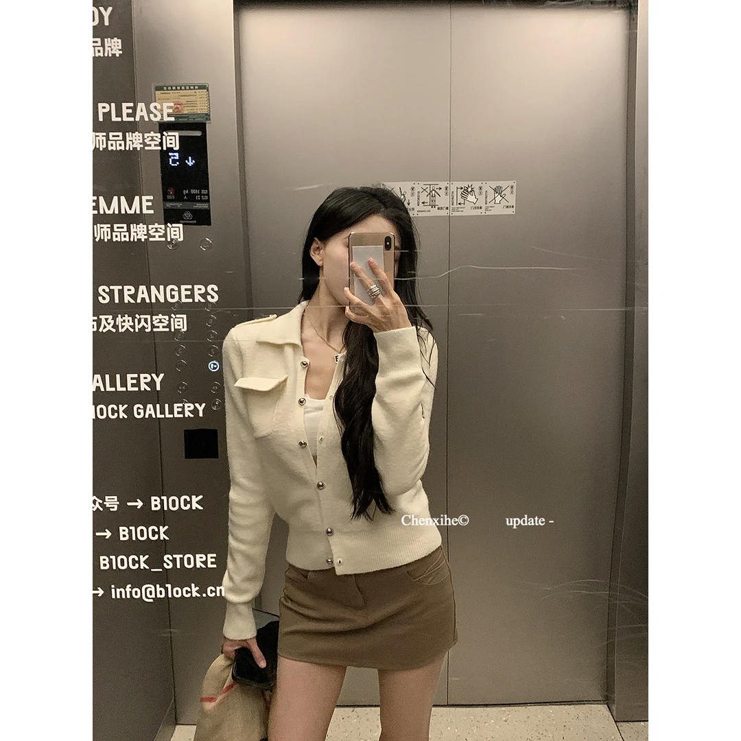 何晨曦 米白色翻领双口袋设计短款外套高级感休闲开衫毛衣 T0749M