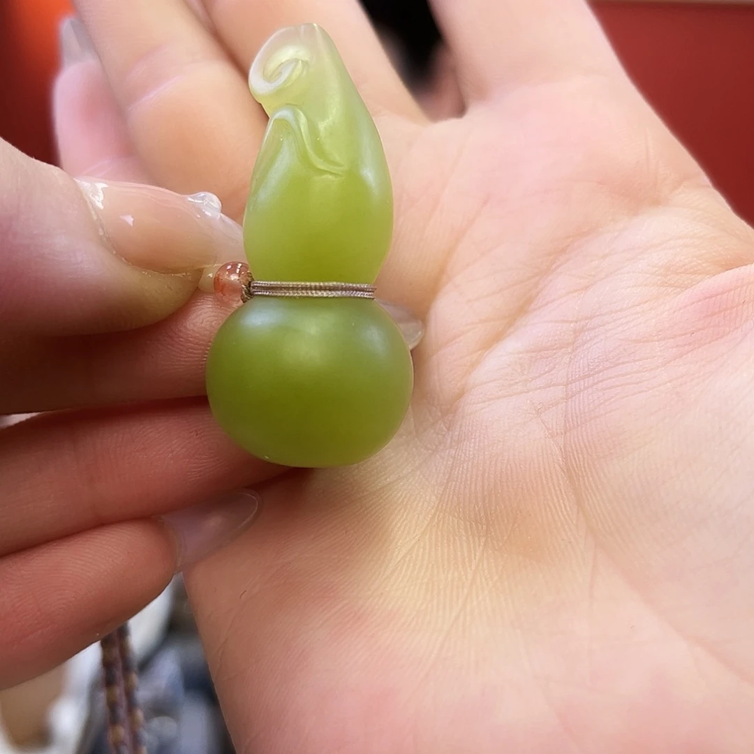 蛇纹石玉颈饰未镶嵌葫芦