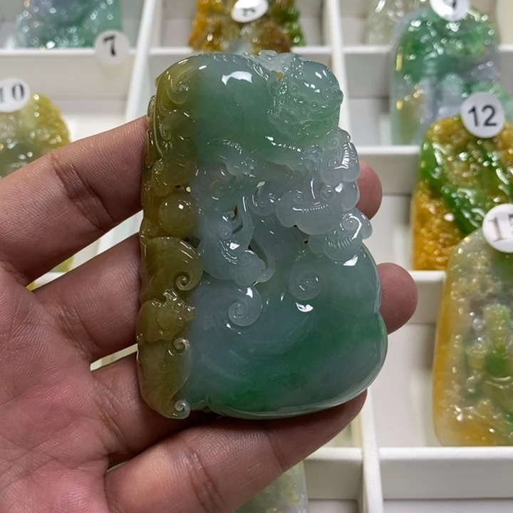 翡翠未镶嵌颈饰宾如意