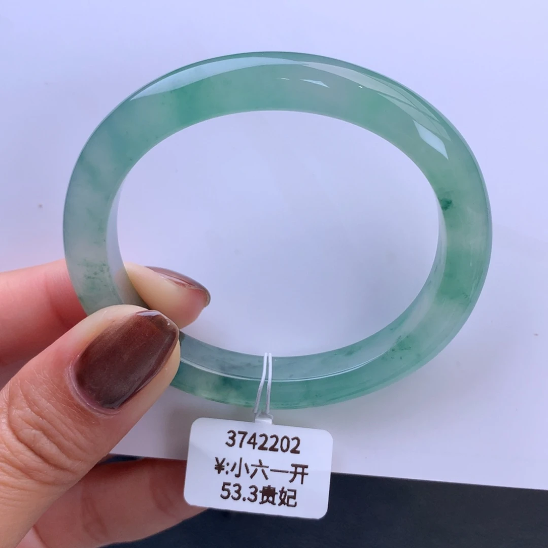 翡翠手镯未镶嵌冰胶莹光晴绿飘花贵妃手镯（小六一开询价）