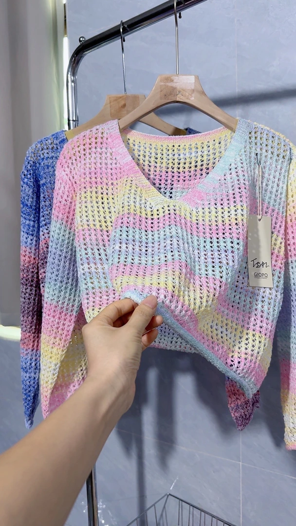 彩虹条纹V领套头女早秋休闲洋气百搭镂空上衣针织衫
