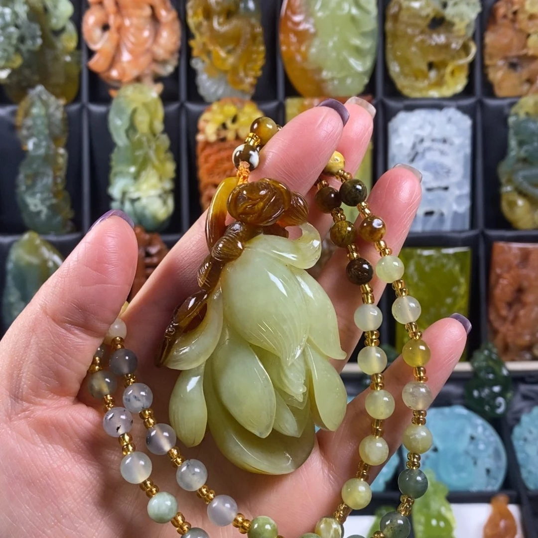 蛇纹石玉颈饰合金