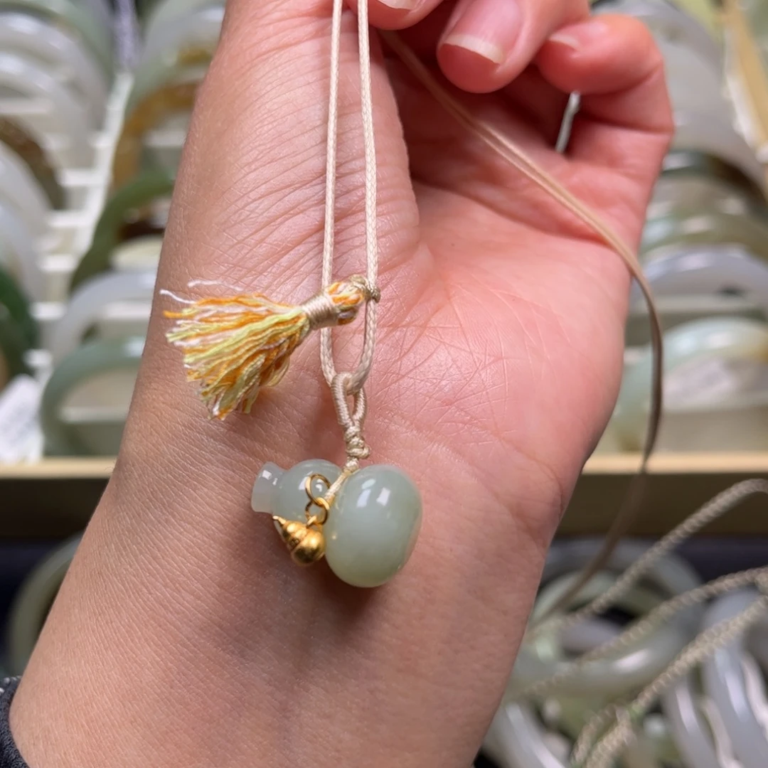 看***生和田玉未镶嵌吊坠(赠链)