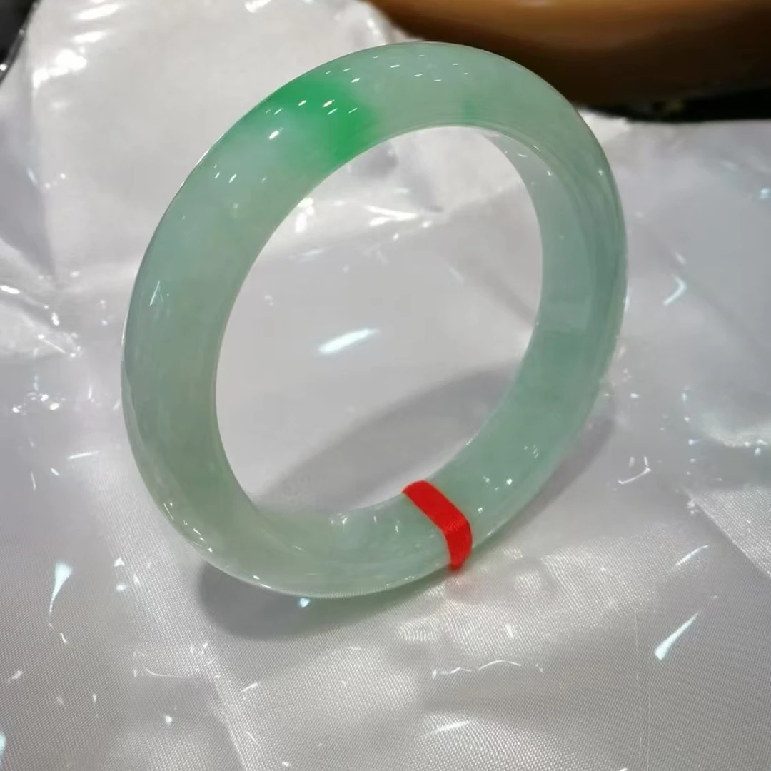 天然翡翠手镯,绿底带阳绿,正圏56-57