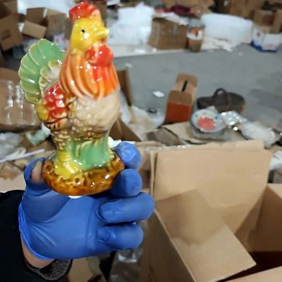 盘子碗茶壶啥都有