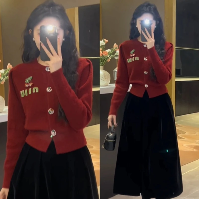 小众高级感樱桃字母刺绣开衫毛衣秋冬新款修身上衣百搭绒面半身裙