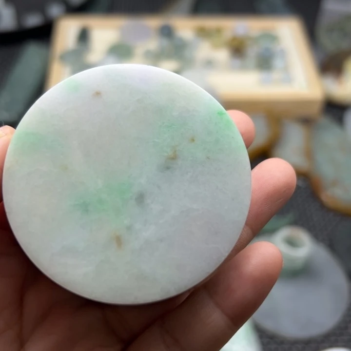 翡翠未镶嵌颈饰毛料