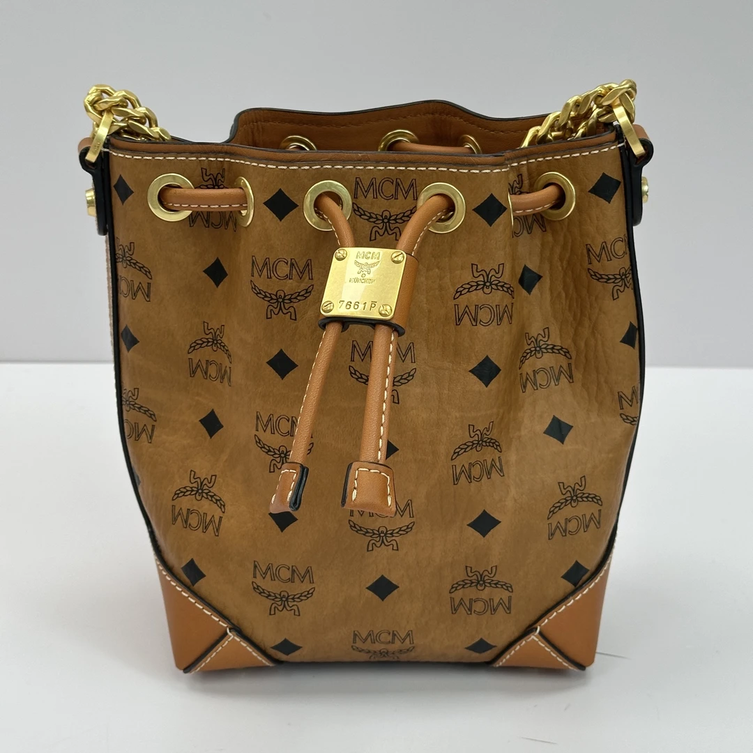 95新 MCM 焦糖色金扣老花抽绳水桶单肩斜挎包 61048