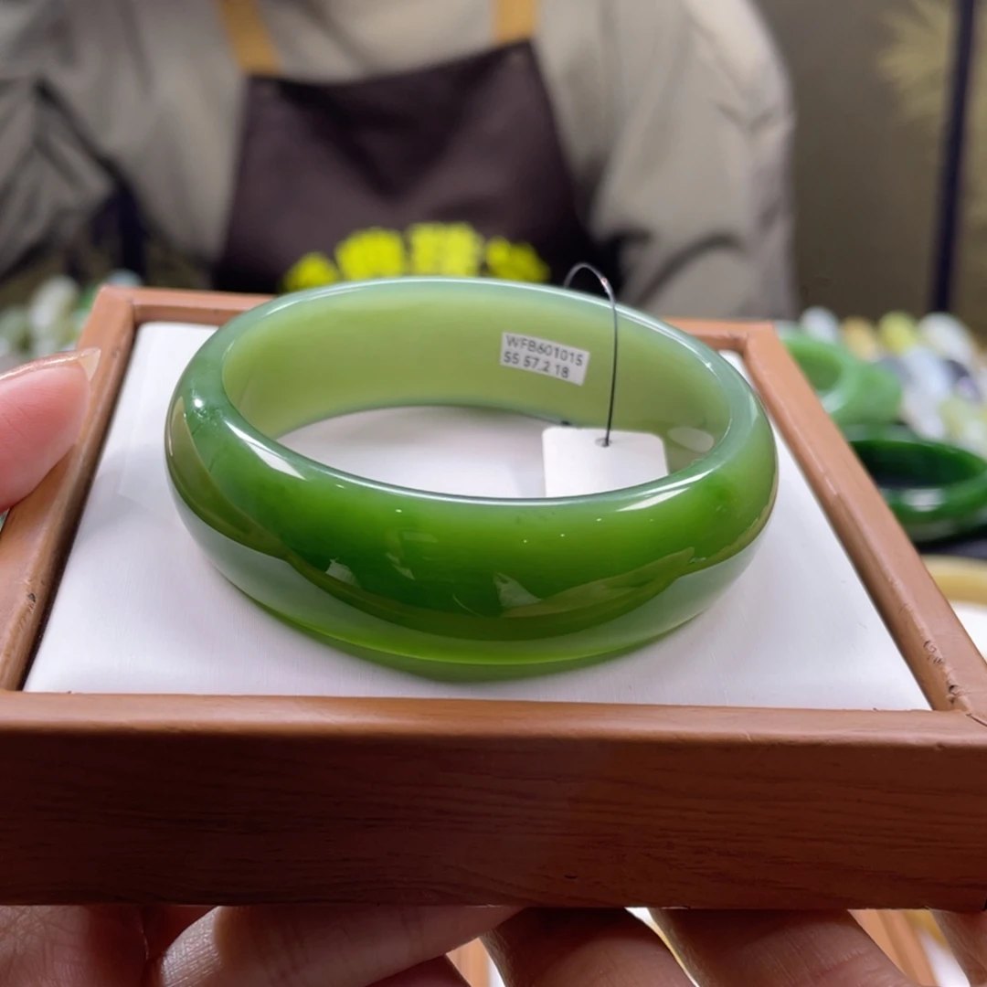 和田玉未镶嵌手镯55轮胎白加绿