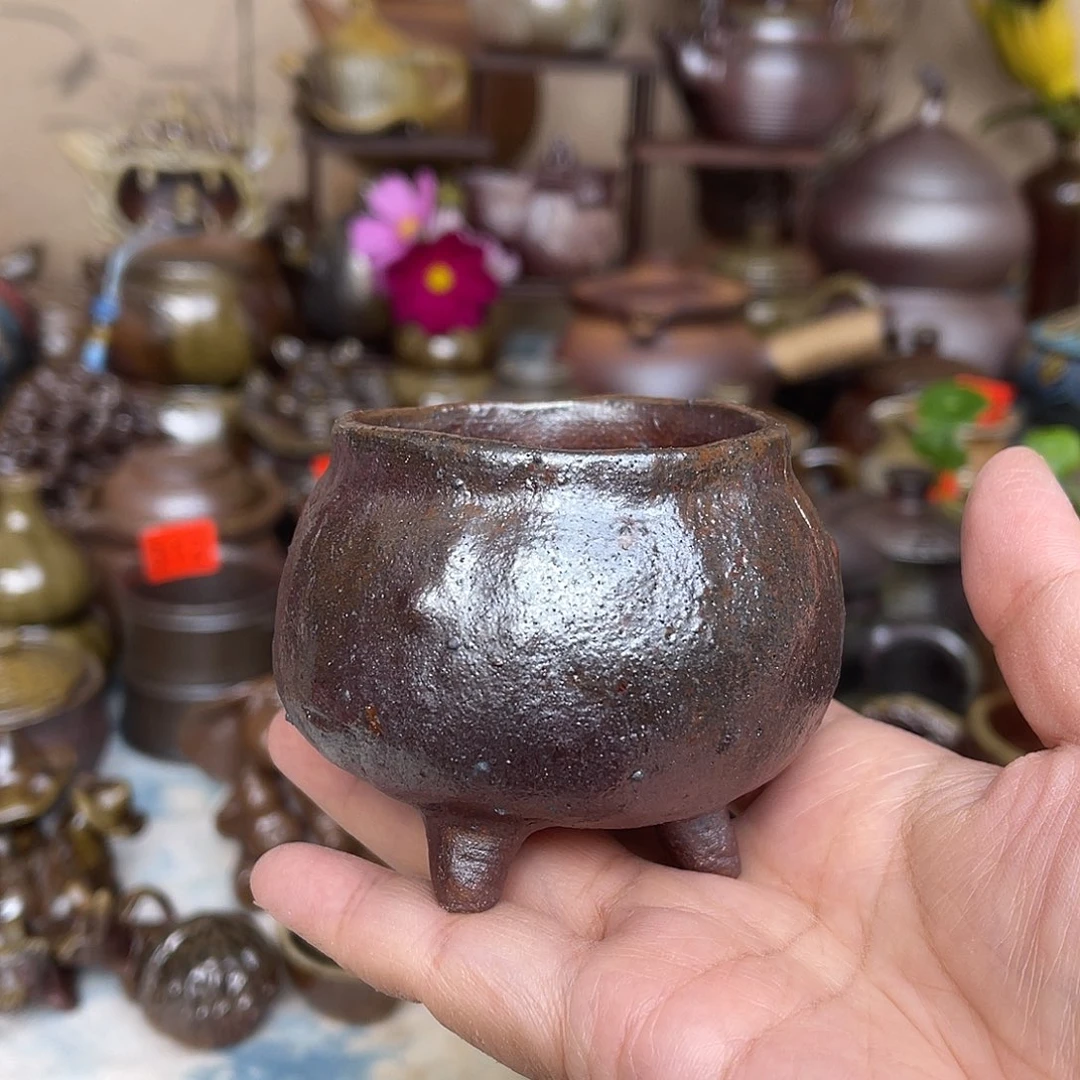 鼓小包，手捏三足杯