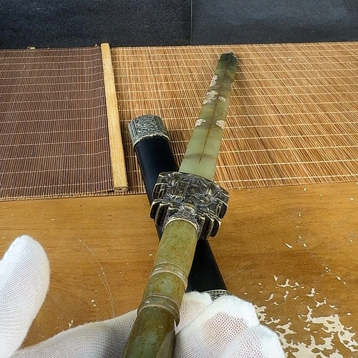 适***王未镶嵌和田玉挂件