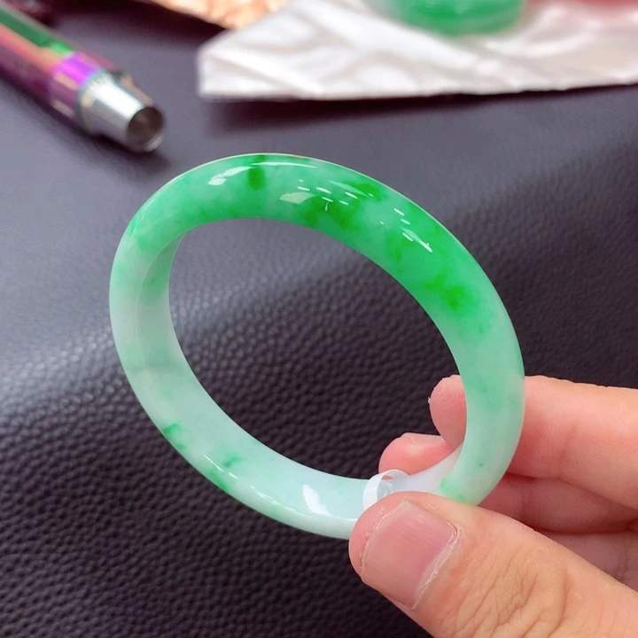 翡翠手镯未镶嵌翡翠