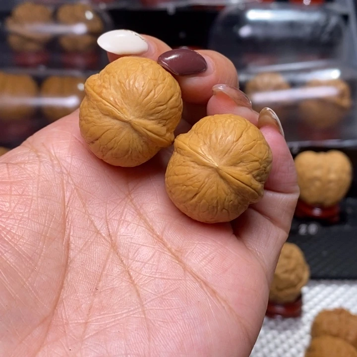 文玩核桃把件手捻晶玉…………66