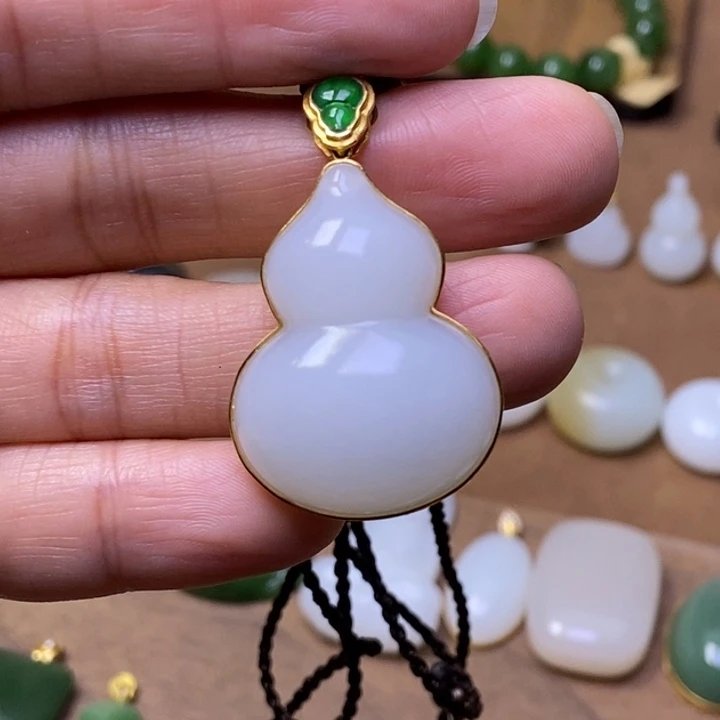 和田玉18K金镶嵌颈饰羊脂白玉18k金镶嵌葫芦