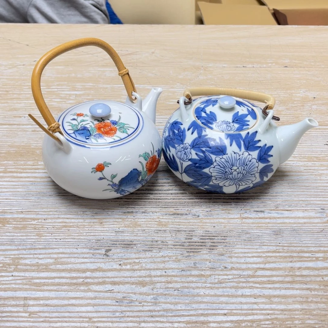 瓷片启*密密麻麻地排列着一个