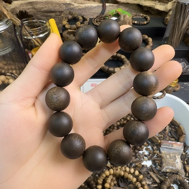 余****沉香沉香碎屑海南乌身白棋1.6大34克➕沉香碎屑多样性