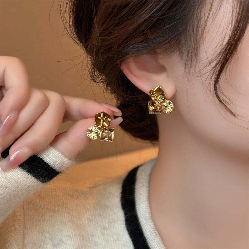 铜合金耳饰 法式小众高级感方糖耳钉女百搭气质渐变色几何形耳饰