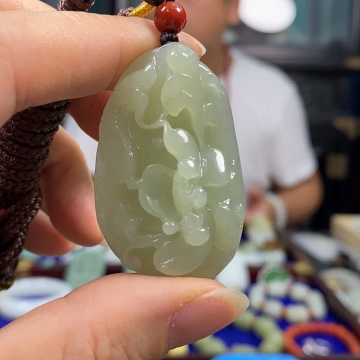 咚***鏘和田玉未镶嵌颈饰