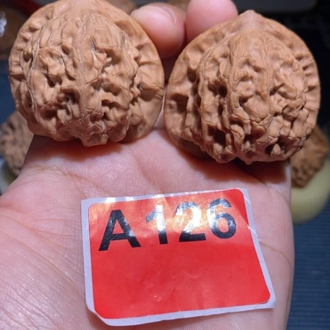 S***i文玩核桃吊坠43梨木台