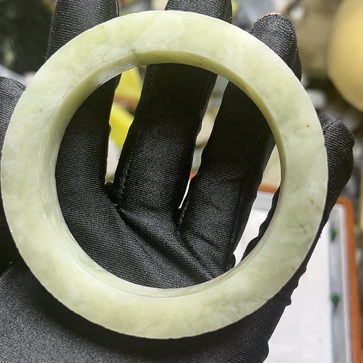未镶嵌透闪石质玉珠宝奇石