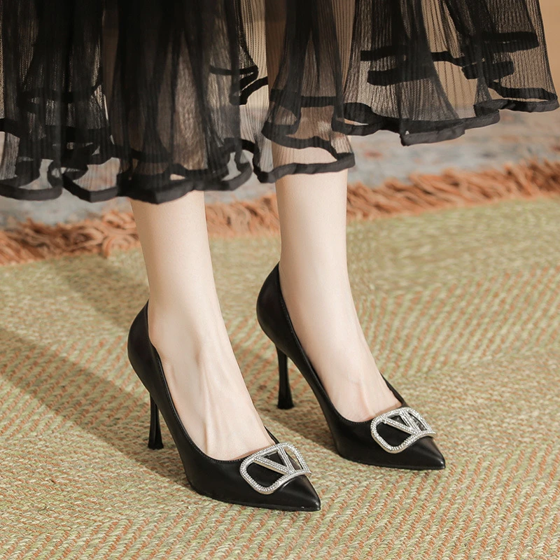 卓诗尼【断码清仓】性感水钻V扣高跟鞋女2025新款绸缎黑色气质尖