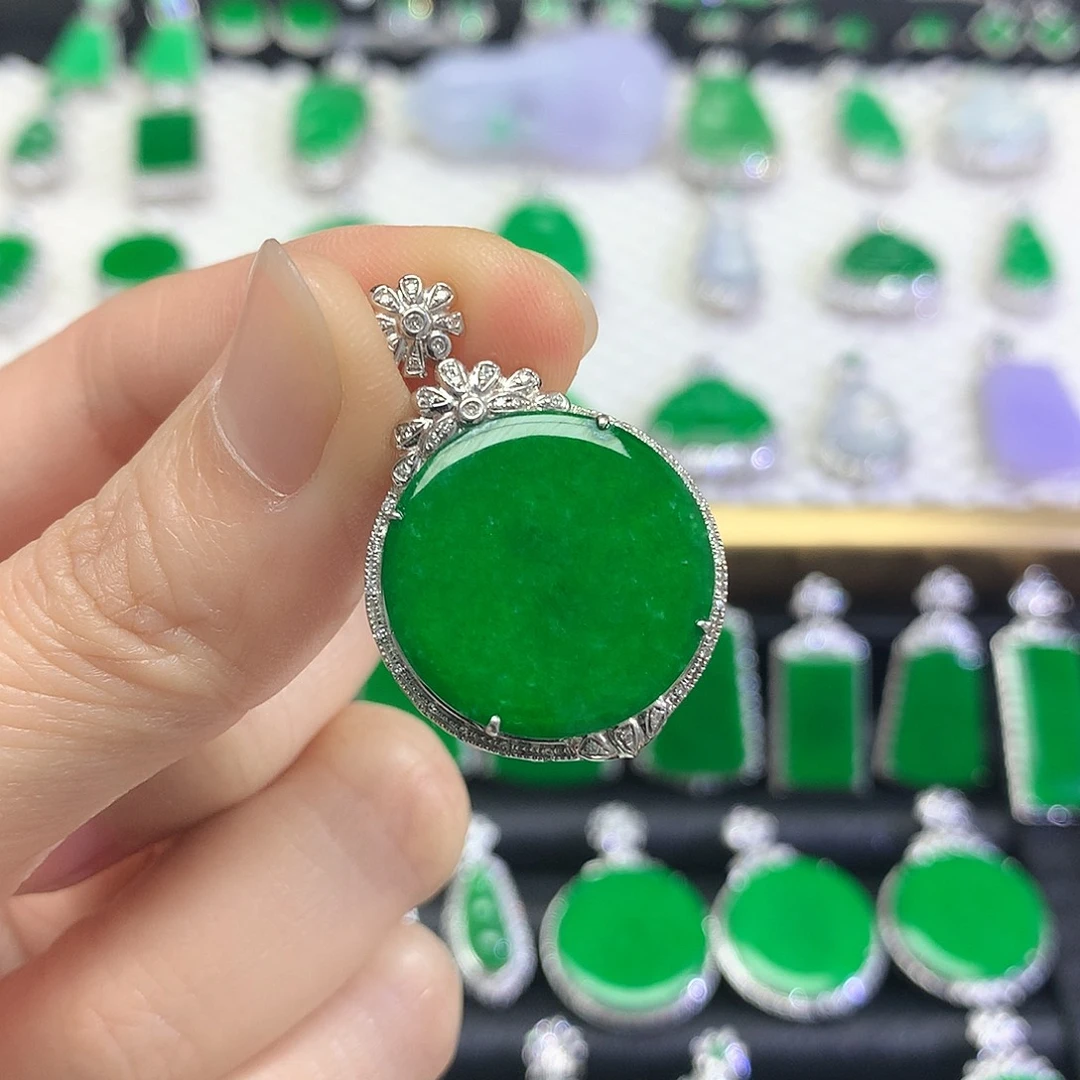 颈饰18K金镶嵌翡翠吊坠