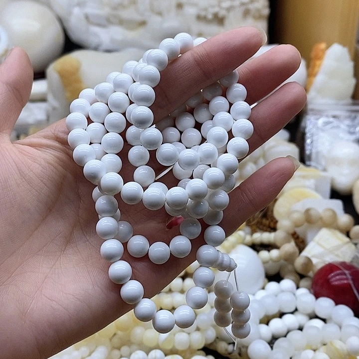 珠子的颜色是红色的吗