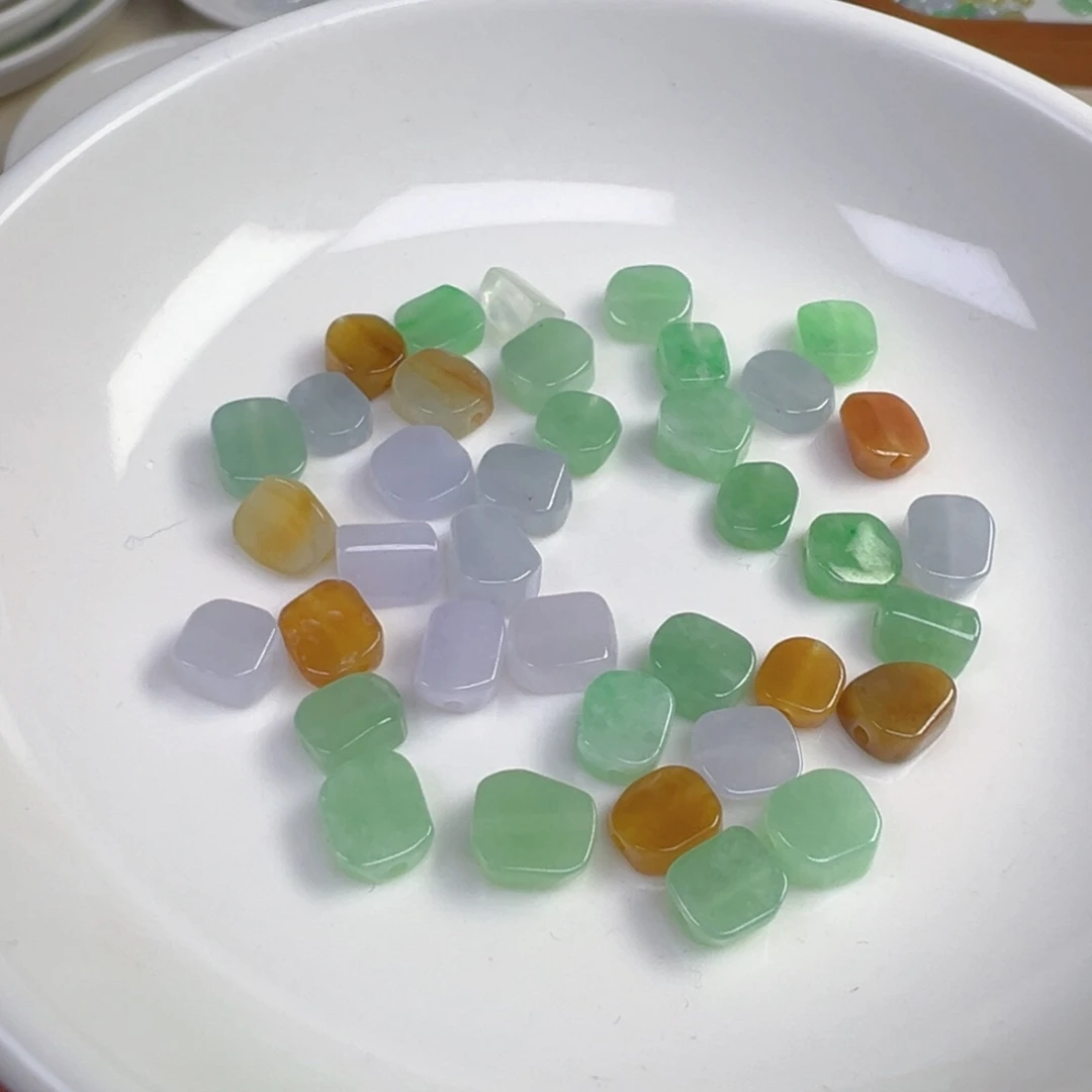 翡翠散珠三彩方块一颗