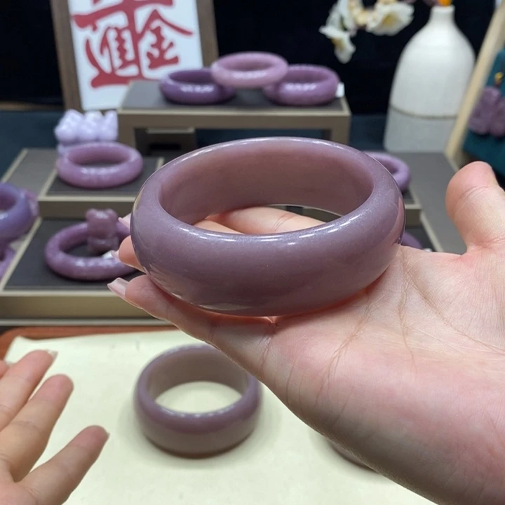 努***斗石英质玉手镯未镶嵌