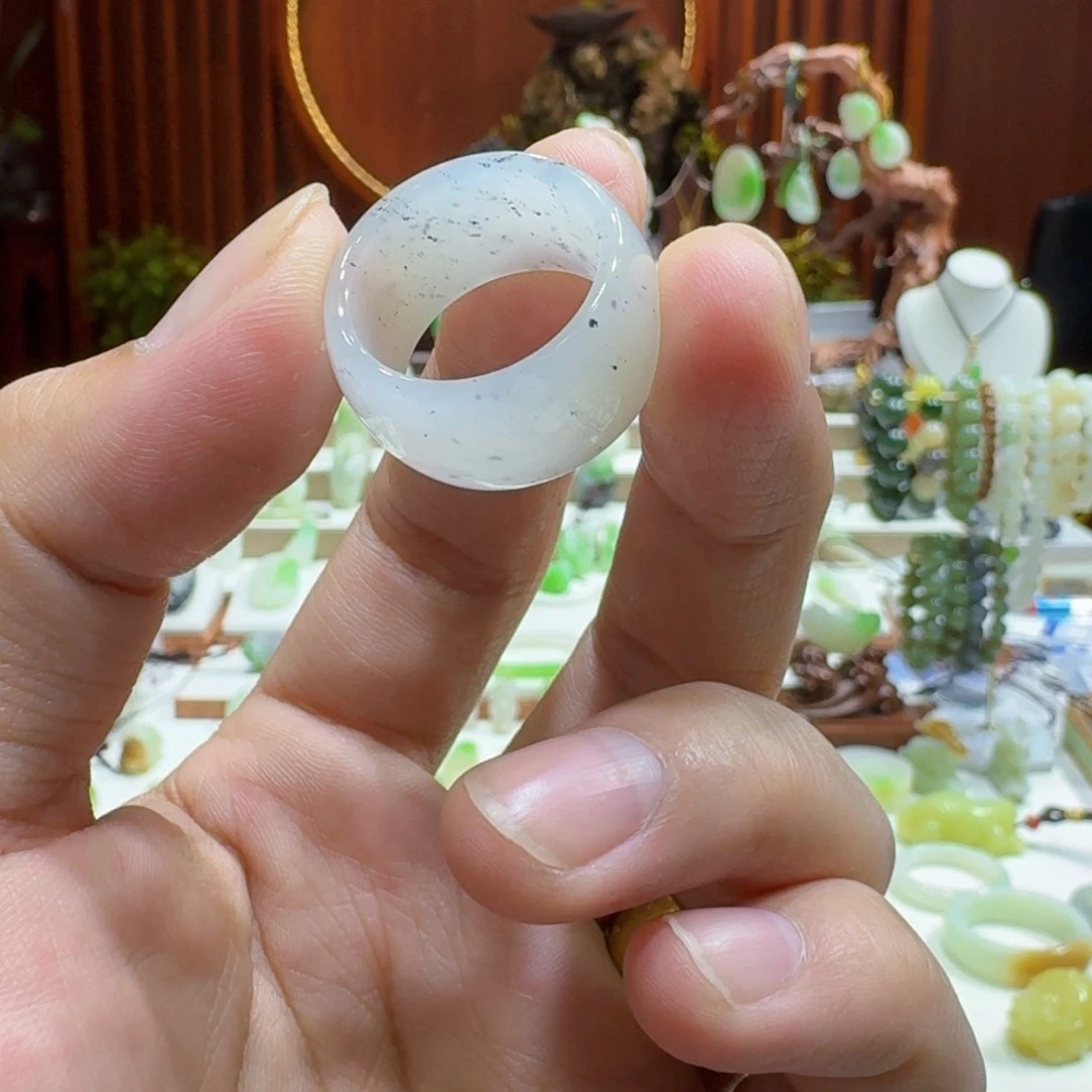 和田玉未镶嵌颈饰点墨青花卡19戒圈