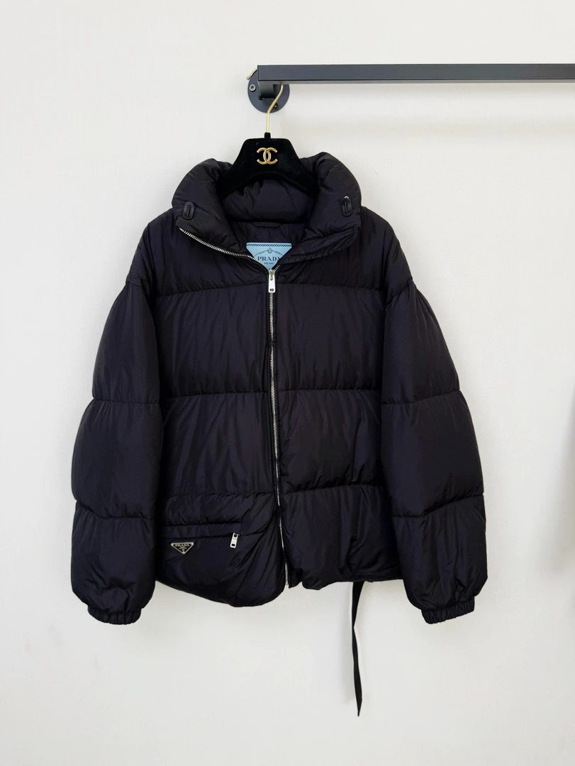 99新 Prada/普拉达 Prada普拉达三角标羽绒服 40码 专柜2万多购入