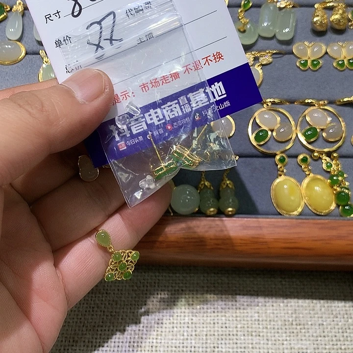 时***聪和田玉（翠青玉）银S925镶嵌耳饰