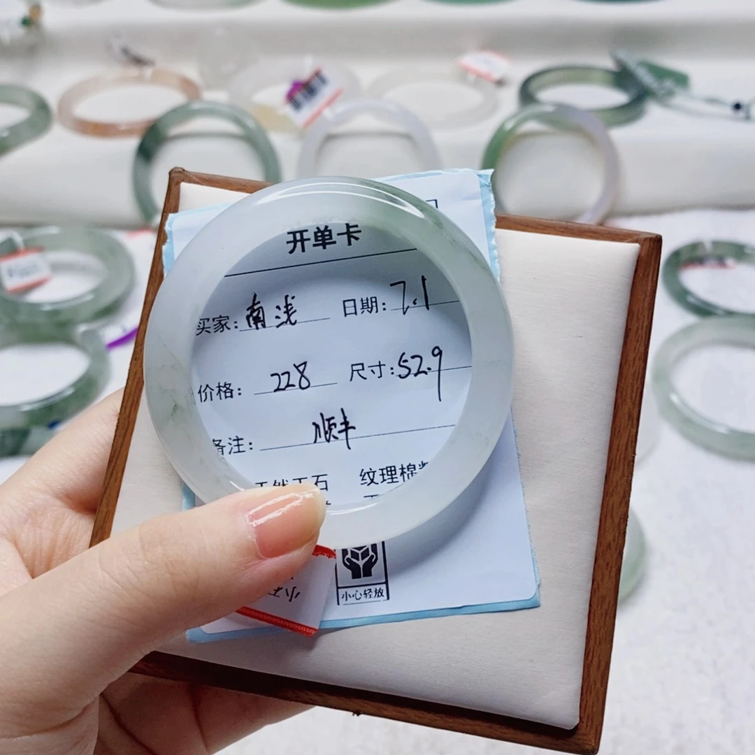 南***浅石英质玉手镯未镶嵌