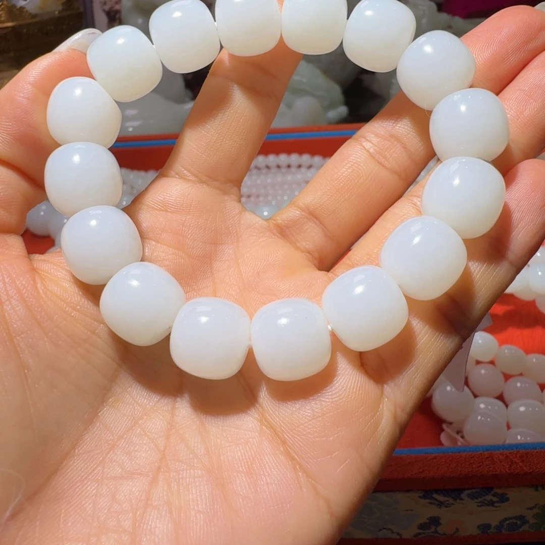 莪***宝和田玉未镶嵌把件