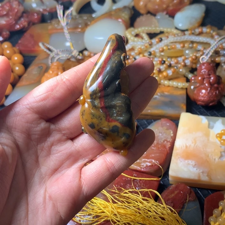 未镶嵌石英质玉（黄龙玉）颈饰