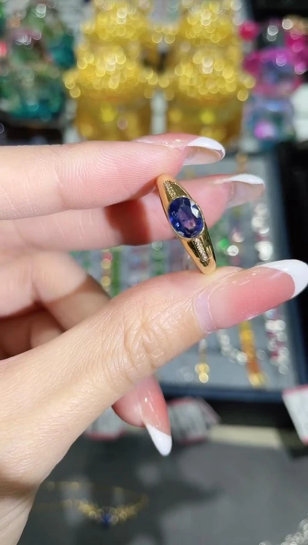 18K金镶嵌天然蓝宝石戒指