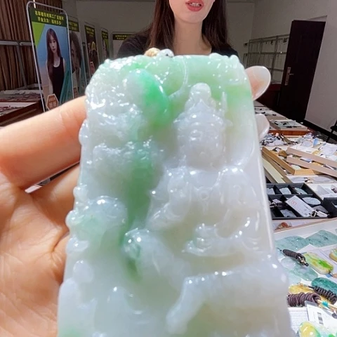 翡翠未镶嵌颈饰一个