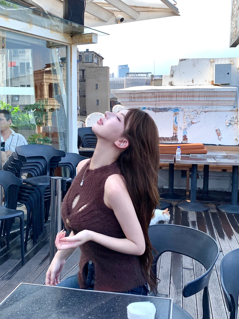 【精致美学】2025秋季新款扭结褶皱开叉针织高级感T恤高领无袖上衣