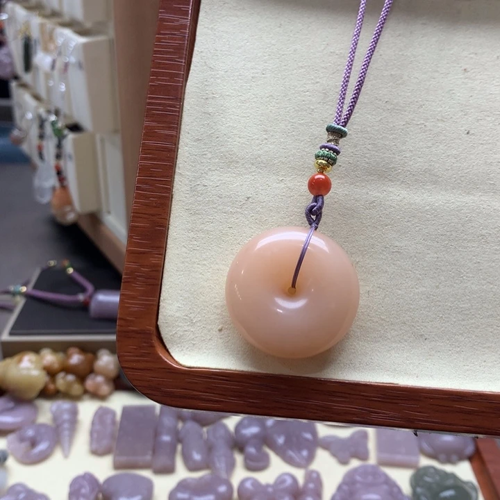 石英质玉颈饰足铂镶嵌满**旗