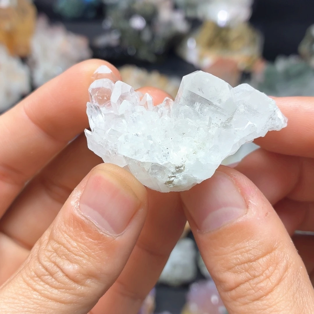 石材超透白水晶晶簇