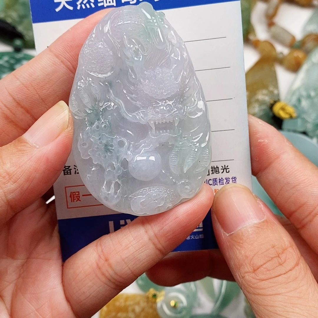 翡翠未镶嵌颈饰龙牌