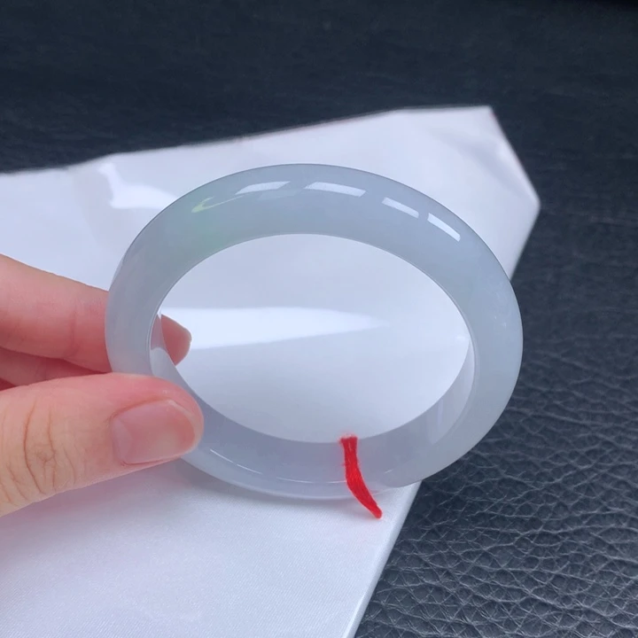 翡翠手镯未镶嵌。