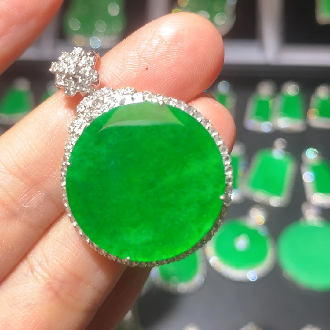 翡翠18K金镶嵌颈饰翡翠