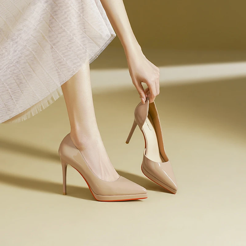 侧空高跟宽脚气质凉鞋女新款防水台不累脚单鞋尖头细跟红底高跟鞋