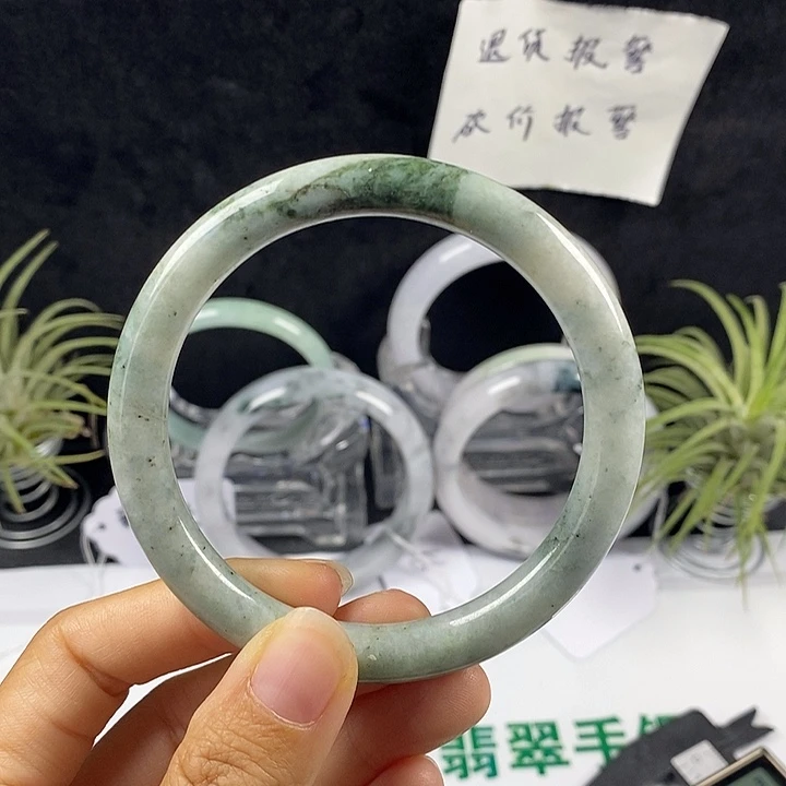 翡翠未镶嵌手镯15号。 60.4圈