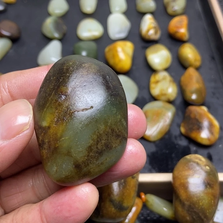 毛***豆和田玉（糖玉）未镶嵌珠宝奇石