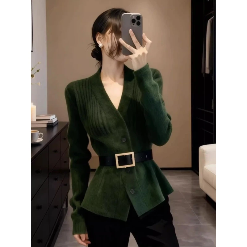 秋冬2025新款巨好看时尚优雅绿色V领长袖针织毛衣女收腰显瘦上衣